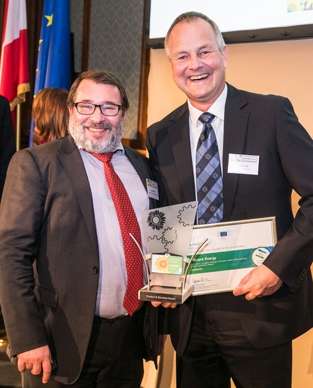 Dr.-Ing. Jürgen Süß (re.), Geschäftsführer der Efficient Energy GmbH, nahm den Preis während der EBAE-Preisverleihung in Wien aus den Händen von Direktor Gilles Gantelet (li.) von der Generaldirektion Umwelt der Europäischen Kommission entgegen.