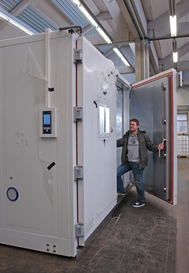 Rouven Otto, Masterstudent an der Fakultät für Maschinenbau und Mechatronik und Mitarbeiter des IKKU, betritt die neue Umweltsimulationskammer der Hochschule Karlsruhe.