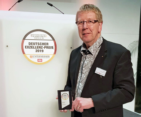 Geschäftsführer Jos van Aalst mit dem Exzellenzpreis 2019
