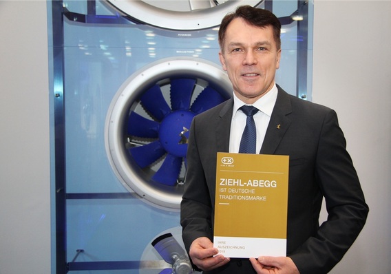 Vorstandsvorsitzender Peter Fenkl mit der Urkunde des Plus X Awards: Ziehl-Abegg ist 2019 als „Deutsche Traditionsmarke“ ausgezeichnet worden.
