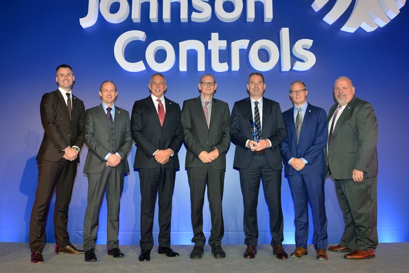 Beim „Supplier Recognition and Procurement Excellence Day“ von
Johnson Controls in Sevilla erhielt die Westfalen Gruppe, vertreten
durch Norbert Klostermann, Key Account Manager International Bereich
Gase Europa (3. v. re.), und Eberhard Stuber, Leiter Vertrieb Süd/Ost
Bereich Gase Europa (4. v. re.), den „Supplier Execution Award“ in
Bronze.

