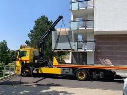 Anlieferung Kaltwassersatz mit Kranfahrzeug
