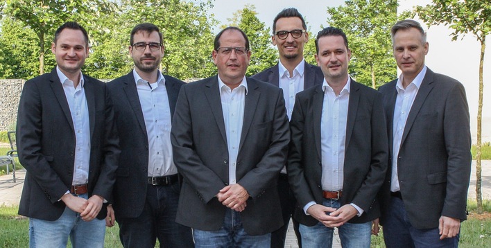 Das neue Vertriebsleitungsteam setzt sich zusammen aus (v.l.n.r.) Olaf Kurek (Regionalleiter Mitte/Süd-West), Benjamin Klasen (Bereichsleiter Vertriebsinnen- und Außendienst), Ulrich Lenz (Abteilungsleiter Außendienst), Daniel Weniger (Regionalleiter Ost), Jörg Tollhausen (Regionalleiter West/Nord) sowie Stefan Fischer (Geschäftsführer).