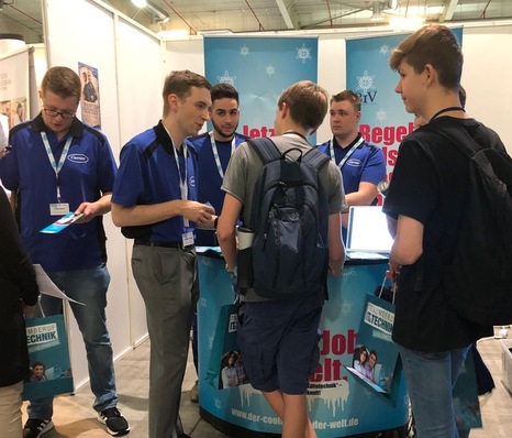 Auf Schülermessen in Köln und München präsentierte sich die Initiative NIKKI.