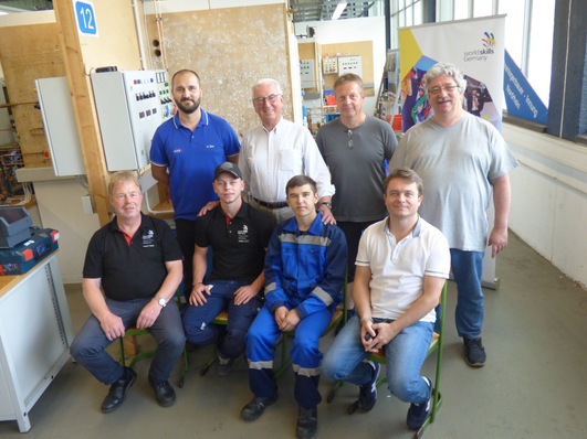 Teilnehmer an einer Vorbereitung zu den Worldskills im IKKE: Vordere Reihe v.l.: Karsten Beermann, Lukas Brenne, Aleksandr Sidorov, Andrey Pivinskiy. Hintere Reihe v.l.: Mehmet Özer, Franz Schropp, Michael Faassen, Peter Strucken.