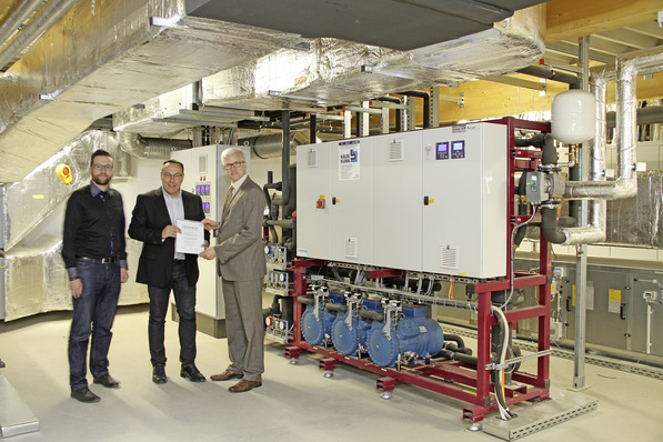 Die Zertifikatsübergabe zur 100. CO2-Kälteanlage: Florian Benedix, Marktbetreiber Thomas Höfling und Martin F. Albert (v. l.)
