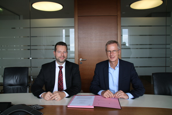 v.l.: Mathias Layher, Director Sales AC, Marine and Process bei Bitzer, und 
Holger Fassmer, Managing Director bei Fassmer, bei der Unterzeichnung der Kooperationsvereinbarung.