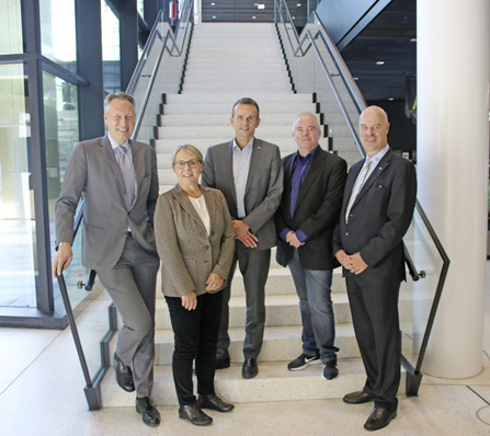 v. l. n. r.: Ingo Smit und Ingrid Bossert-Spiegelhalder (Vorstände von TSF), Volker Stamer (Leiter der Schaufler Academy), Peter Bachmann (Geschäftsführer Technik des BIV), Heribert Baumeister (Bundesinnungsmeister des BIV)