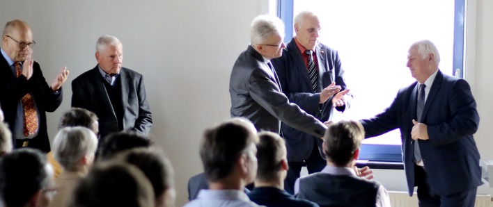 Bei der Amtsübergabe (v. li.): RA  K. Wülfrath, Prof. Dipl.-Ing. E. Wobst, Prof. Dr.-Ing. Uwe Franzke; Prof. Dr.-Ing. Achim Trogisch; Dr. rer.-nat. Ralf Herzog.