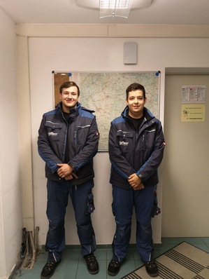 Nico Dopieralski (links) und Felix Dippel sind zwei der drei neuen Azubis beim Eisinger Fachbetrieb. Auf dem Bild fehlt Magomed Artsuev.