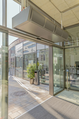 Der dauerhafte Betrieb des Türluftschleiers in einer Grundstufe bei geschlossenen Türen kann sinnvoll sein, um schnellstmöglich einen effektiven Luftschleier aufzubauen, sobald die Türen öffnen.