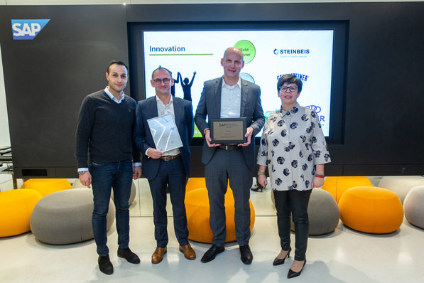 Freuen sich über die Auszeichnung: Michael Eichberger, Director Digitalization bei Bitzer (zweiter von links), und Christian Stenzel, Director Organization and IT bei Bitzer (zweiter von rechts)