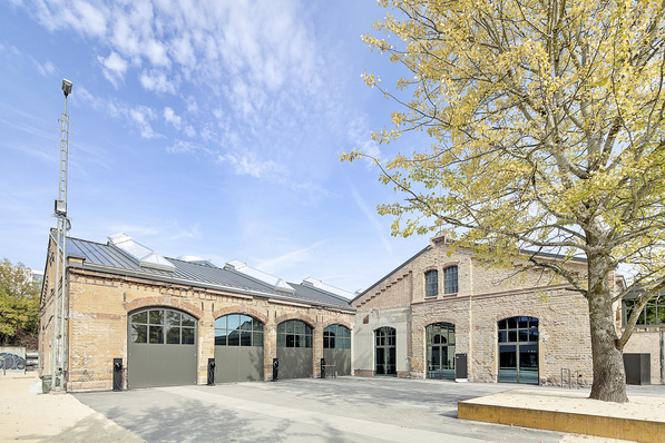 Ein kreativer Ort für Kulturschaffende und Künstler sind die sanierten Wagenhallen in Stuttgart. Durch den sensiblen Umgang mit dem Bestand bleibt die 120-jährige Geschichte der Lok-Remise spürbar.