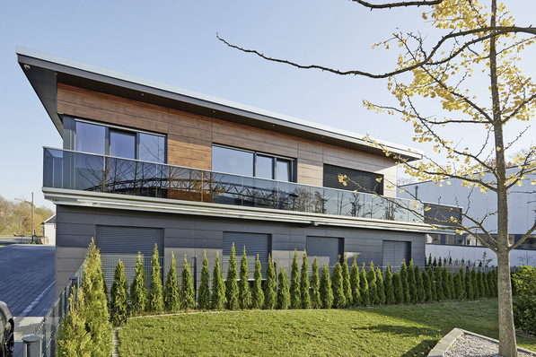 Dieses Dreifamilienhaus mit ingesamt 500 m² Wohnfläche wurde mit einer Wärmepumpe, Klimageräten und anderen Haustechnik-Komponenten von Remko ausgestattet.