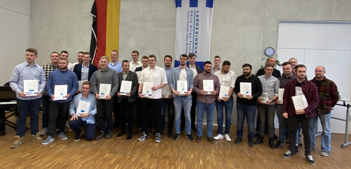 Die frischgebackenen Mechatroniker für Kältetechnik in Thüringen