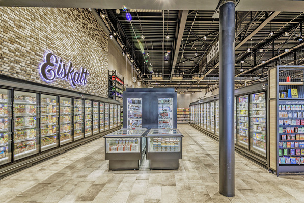 Moderne Technik unter rustikaler Architektur mit Marktplatz-Atmosphäre