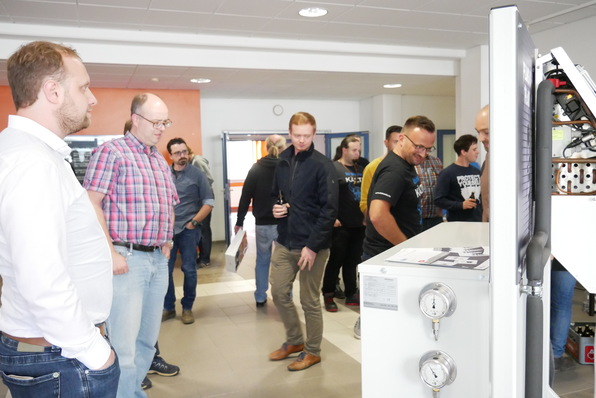 Wenn wir den entsprechenden Platz haben, können die vortragenden Unternehmen in einer “Hausmesse” ihre Produkte zeigen.