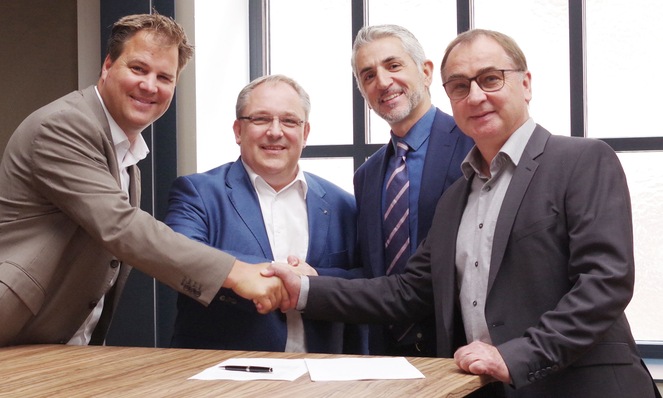 Sie arbeiten gemeinsam an einer nachhaltigen Energielösung für Kühltrailer: Thore Bakker und Dr. Markus Kliffken von BPW zusammen mit Francesco Incalza und Bernd Lipp von Thermo King (v.l.).