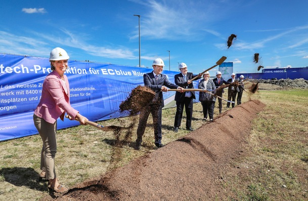 Unter anderem Dr. Nicole Hoffmeister-Kraut (li.), die Wirtschaftsministerien von Baden-Württemberg, und Peter Fenkl (2. v. li.), der Vorstandsvorsitzende der Ziehl-Abegg SE, waren beim Spatenstich anwesend.