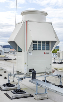 Da bei HVRF-Systemen die Kältemittelmenge gegenüber direkt verdampfenden Systemen reduziert ist, sind hybride Systeme, bei denen R32 als Kältemittel verwendet wird, eine sichere und effiziente Lösung.