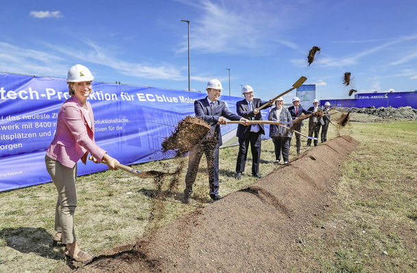 Auf dem Foto sind Dr. Nicole Hoffmeister-Kraut, die Wirtschaftsministerien von Baden-Württemberg, und Peter Fenkl, der Vorstandsvorsitzende der Ziehl-Abegg SE, zu sehen.