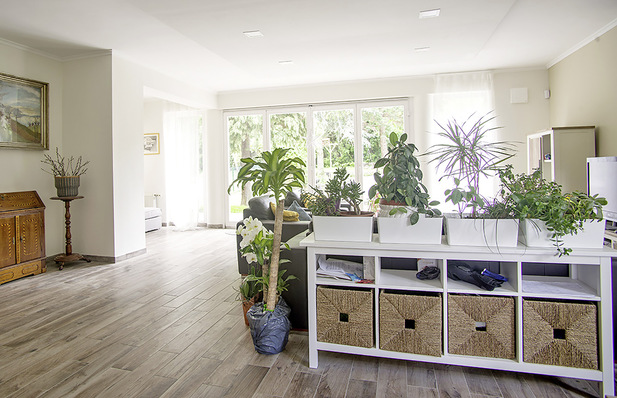 Der dezentrale Lüfter iV14-Zero (oben rechts) mit Wärmerückgewinnung passt sich der Außenwand unauffällig an.