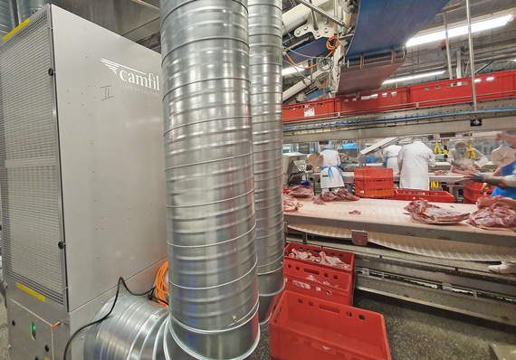 Im Tönnies-Hauptsitz im Bereich der Fleischzerlegung ist der Luftreiniger CC 6000 ausgestattet mit Hochleistungsfiltern HEPA H14 (entspricht dem Reinraum-Standard) erfolgreich im Einsatz.