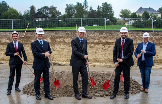 Spatenstich für den Ochsner-Neubau am Unternehmensstandort Haag: V.l.n.r. Marco Schäfer, Geschäftsführer Ochsner; Mag. Christoph Neumayer, Generalsekretär Industriellenvereinigung; Jochen Danninger, Landesrat; Karl Ochsner, Geschäftsführender Gesellschafter Ochsner; Lukas Michlmayr, Bürgermeister Stadt Haag.