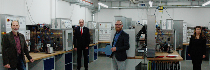 Übergabe des symbolischen Schlüssels für die neuen Arbeitsplätze im Kältelabor des BSZ Vogtland, Schulteil Reichenbach. Im Bild (v.l.): Ingolf Heinemann, Lehrer Kältetechnik, Oberstudiendirektor Tasso Börner, Schulleiter des BSZ Vogtland, Tobias Rochhausen, Geschäftsführer der Rochhausen Kältesysteme GmbH Scharfenstein und Yvonne Graupner, Fachleiterin Kältetechnik. 