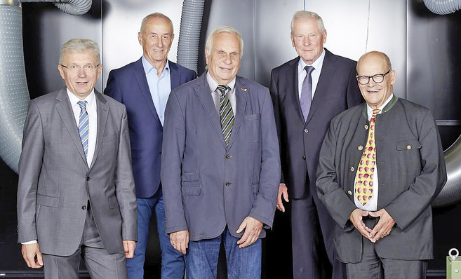 Vorstand des Vereins zur Förderung der Luft- und Kältetechnik e.V. (v. li.): Prof. Franzke (Geschäftsführer ILK Dresden), Dr. Hans-Gerd Bannasch (stellv. Vorstandsvorsitzender, Alma Mater Consulting Berlin GmbH), Prof. Achim Trogisch (Vorstandsvorsitzender, Hochschule für Technik und Wirtschaft Dresden), Prof. Eberhard Wobst (stellv. Vorstandsvor­sitzender), Rechtsanwalt Klaus-Dieter Wülfrath (Mitglied des Vereins, Wülfrath & Partner).