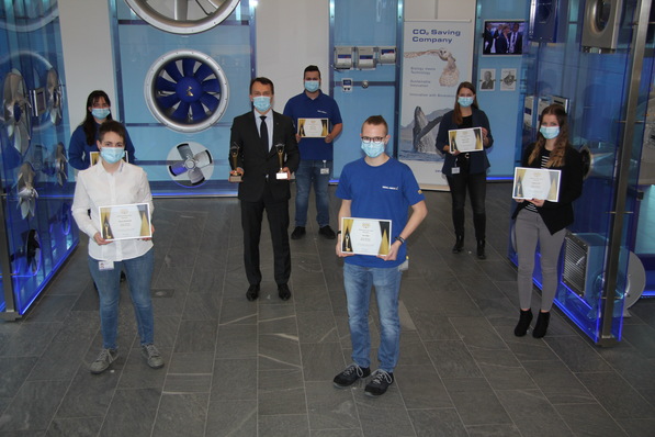 Vorstandsvorsitzender Peter Fenkl im Team der jungen Mitarbeitenden bei Ziehl-Abegg, deren globale Aktion bei den German Stevie Awards zweimal mit Gold ausgezeichnet worden ist.