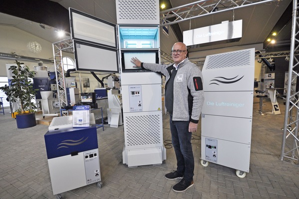 Teka-Geschäftsführer Erwin Telöken präsentiert die Luftreinigerserie Viroline.