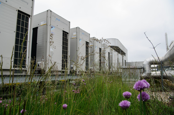 Zwei nachhaltige Optionen: Das Kältemittel R-32 mit niedrigem GWP in der Daikin VRV 5 S und aufbereitetes Kältemittel R410A in allen seit November 2020 in Europa hergestellten und verkauften VRV Systemen durch das Kreislaufwirtschaftsprogramm L∞P by Daikin.