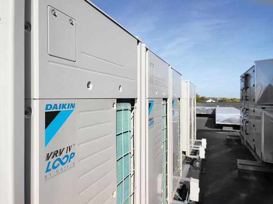 Beim Kreislaufwirtschaftsprogramm L∞P by Daikin werden aufbereitete Kältemittel in Wärmepumpen für gewerbliche Anwendungen genutzt.