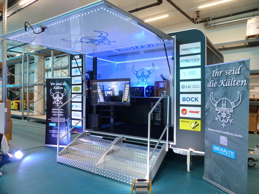 Mit Manneskraft und einem Hubwagen haben wir den Hänger in Position gebracht.