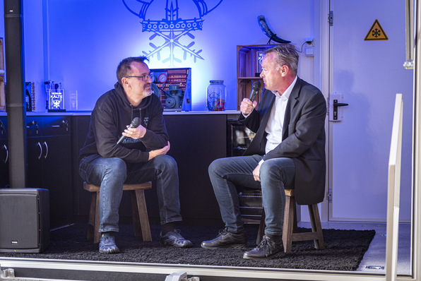 Dirk Rehfeld (links) im Gespräch mit Wolfgang Krenn, Geschäftsführer von Roller.