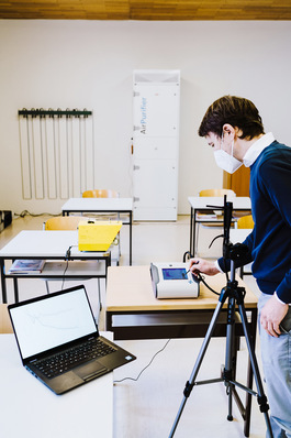 Die Messung fand sowohl unter realen Bedingun­gen während sechs Schulstunden als auch abseits des Schulbetriebs durch die gleichmäßige ­Verteilung eines ­Prüf­aerosols statt.