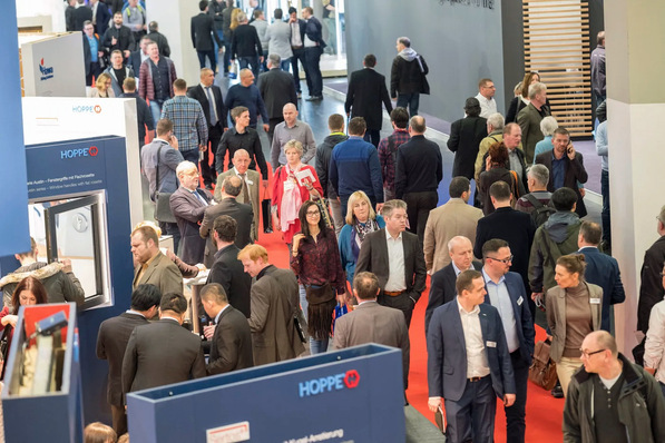 Ein Foto aus "alten Zeiten": Der Hoppe-Messestand auf der letzten FENSTERBAU im Jahr 2018. Die Verantwortlichen glauben noch nicht an ein vollwertiges Messe-Erlebnis im nächsten Jahr.
