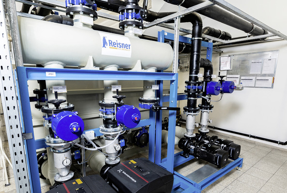 Insgesamt bietet die neue Anlage eine Rückkühlleistung von bis zu 500 kW und sorgt bei bis zu 35 °C Außentemperatur zuverlässig für die gewünschte Prozesstemperatur.