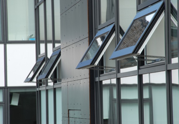 Kettenantriebe automatisieren die freie Fensterlüftung und machen sie damit besonders effektiv. Sensoren – zum Beispiel zur Bestimmung des CO2-Gehalts in der Luft – messen dabei permanent die Raumluftqualität und sorgen dafür, dass sich Fenster bei Bedarf automatisiert und geräuscharm öffnen und schließen.