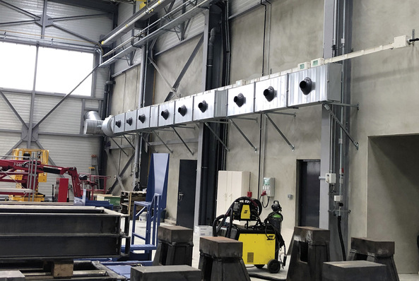 Frische Luft wird aktiv per Rohrventilator in die Halle geführt.