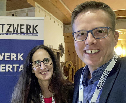 GLASWELT-Chefredakteur Daniel Mund traf Elke Harreiß Mitte Oktober auf dem ­Netzwerk-Frey Meeting in Rosenheim.