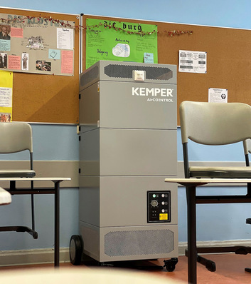 Mobiler Luftreiniger AirCO2ntrol in einer Klassenzimmerumgebung
