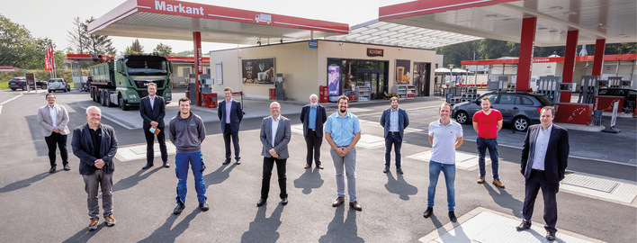 Die Teilnehmer der beteiligten Firmen beim Vor-Ort-Termin an der Markant-Tankstelle in Lüdinghausen.