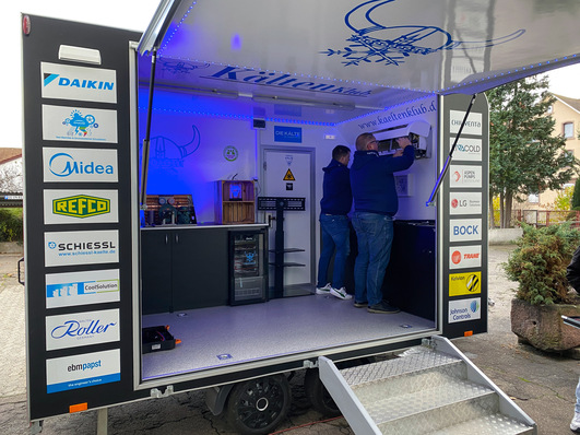 Die Midea-Jungs beim Installieren des Innengerätes im Hänger.