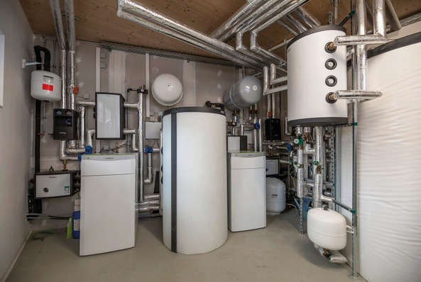 Pufferspeicher können in einer Wärmepumpen-Anlage eventuelle Sperrzeiten der Energieversorger überbrücken, die Mindestlaufzeiten der Wärmepumpe bei Anlagen mit geringem Wasserumlauf steigern und die Mindestumlaufwassermenge bei der Verschaltung des Pufferspeichers als Trennspeicher garantieren.