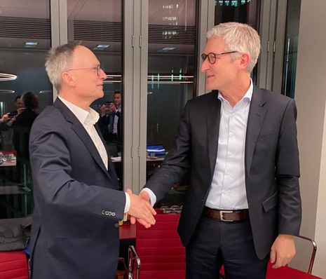 Dr. Harald Bellmann (l.) - Geschäftsführer der BVT Bellmann GmbH & Sàrl - und Thomas Endres (r.) - geschäftsführender Gesellschafter der Konzmann GmbH - nach der Vertragsunterzeichnung.