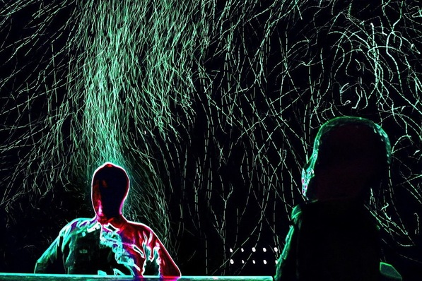 Bild 1: Die Wirbel leuchten lassen: Mit Hilfe von Tracer-Partikeln, einer Lichtprojektion und Hochgeschwindigkeitskameras werden am Hermann-Rietschel-Institut Luftströmungen und Partikelausbreitungen in Innenräumen vermessen.