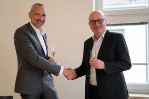 Von links nach rechts: Dieter Jendrzejzyk (GF J&K Regeltechnik) und Christophe de Maistre (Zone President DACH und CEO Schneider Electric Germany)