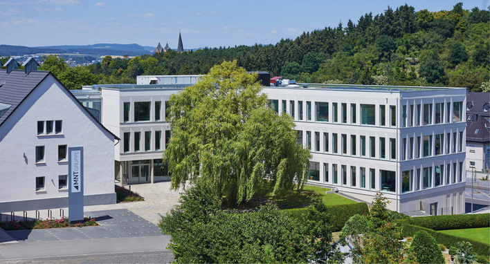Historie trifft auf Moderne: Die MNT-Gruppe hat in Limburg ein neues Firmengebäude in den ehemaligen Pallottiner Klostergärten errichtet.